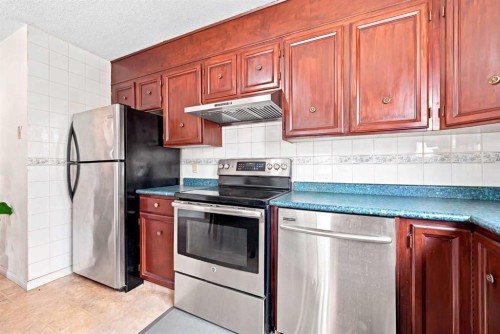 619 Whiteridge Road Ne, Calgary, AB - Indoor Photo Showing Kitchen
