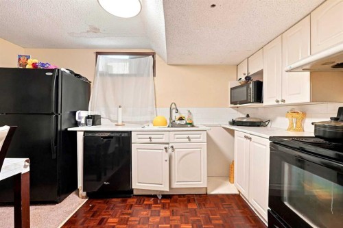 619 Whiteridge Road Ne, Calgary, AB - Indoor Photo Showing Kitchen With Upgraded Kitchen