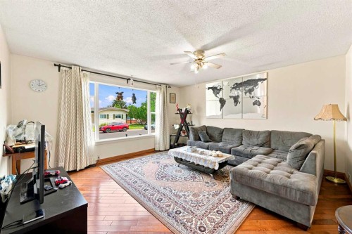 619 Whiteridge Road Ne, Calgary, AB - Indoor Photo Showing Living Room