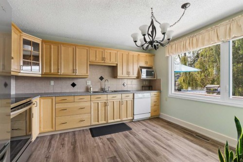 1824 Lake Bonavista Drive Se, Calgary, AB - Indoor Photo Showing Kitchen