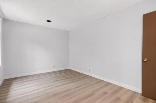 334-5404 10 Avenue Se, Calgary, AB - Indoor Photo Showing Other Room