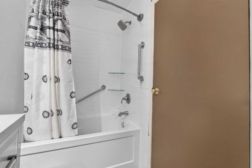 334-5404 10 Avenue Se, Calgary, AB - Indoor Photo Showing Bathroom