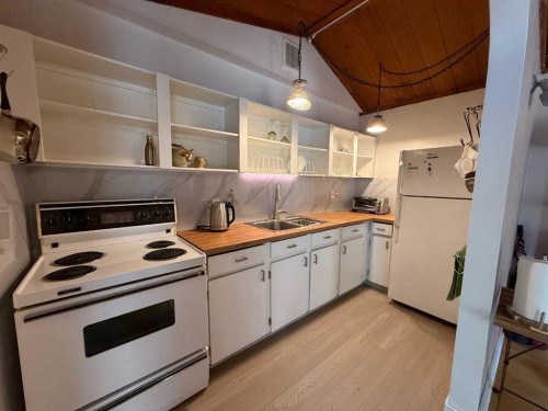 334-5404 10 Avenue Se, Calgary, AB - Indoor Photo Showing Kitchen With Double Sink