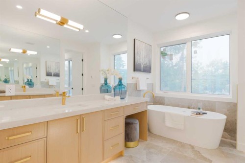 2207 Victoria Crescent Nw, Calgary, AB - Indoor Photo Showing Bathroom