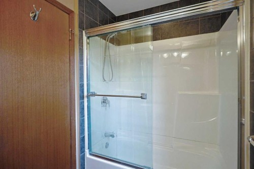 52 Edgeland Road Nw, Calgary, AB - Indoor Photo Showing Bathroom