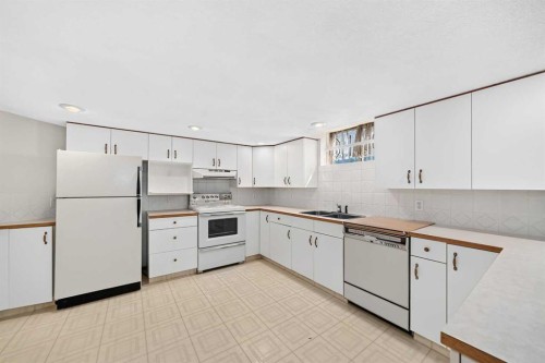 108 Woodside Close Nw, Airdrie, AB - Indoor Photo Showing Kitchen With Double Sink