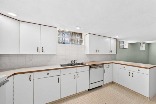 108 Woodside Close Nw, Airdrie, AB - Indoor Photo Showing Kitchen With Double Sink