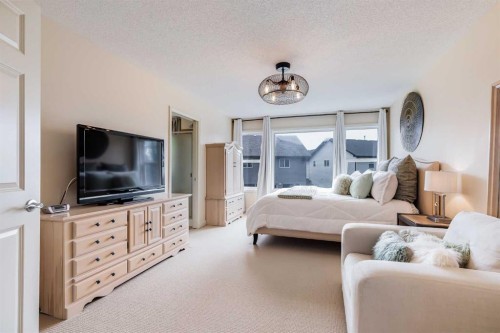1437 Kings Heights Boulevard Se, Airdrie, AB - Indoor Photo Showing Bedroom