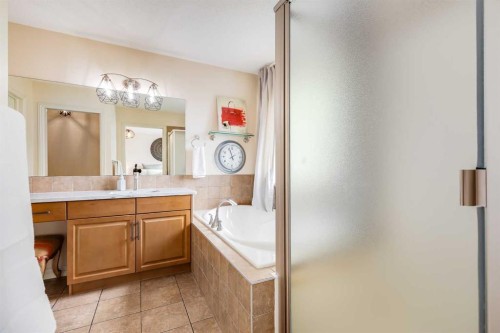 1437 Kings Heights Boulevard Se, Airdrie, AB - Indoor Photo Showing Bathroom