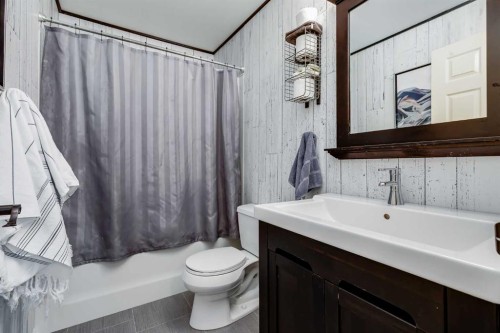 1437 Kings Heights Boulevard Se, Airdrie, AB - Indoor Photo Showing Bathroom