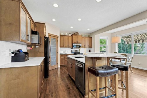1437 Kings Heights Boulevard Se, Airdrie, AB - Indoor Photo Showing Kitchen