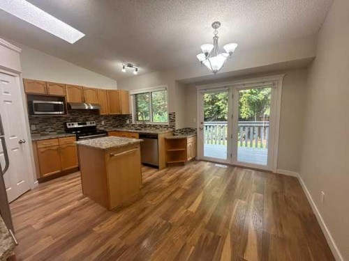 159 Woodbend Way, Okotoks, AB - Indoor Photo Showing Kitchen
