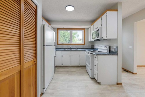 14695 Deer Ridge Drive Se, Calgary, AB - Indoor Photo Showing Kitchen