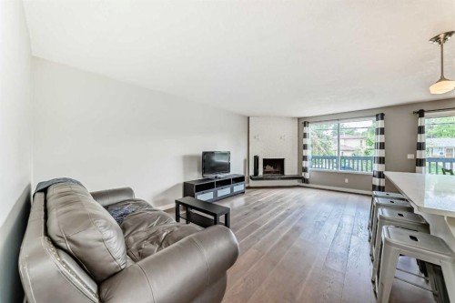 5233 17 Avenue Nw, Calgary, AB - Indoor Photo Showing Living Room