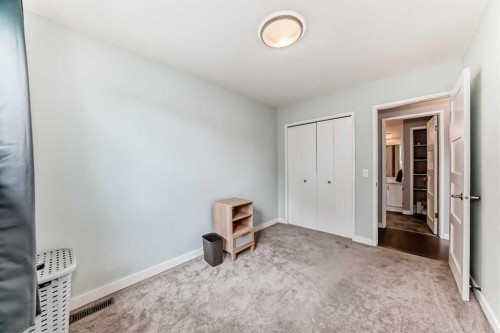 5233 17 Avenue Nw, Calgary, AB - Indoor