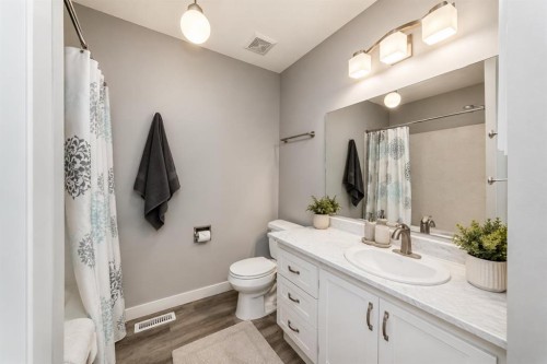 5233 17 Avenue Nw, Calgary, AB - Indoor Photo Showing Bathroom
