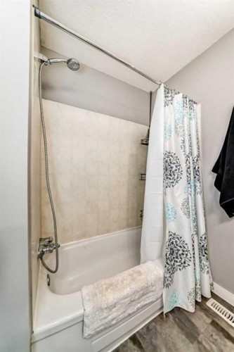 5233 17 Avenue Nw, Calgary, AB - Indoor Photo Showing Bathroom