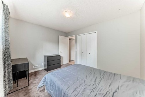 5233 17 Avenue Nw, Calgary, AB - Indoor Photo Showing Bedroom
