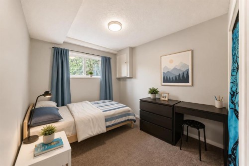 5233 17 Avenue Nw, Calgary, AB - Indoor Photo Showing Bedroom