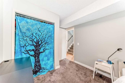 5233 17 Avenue Nw, Calgary, AB - Indoor