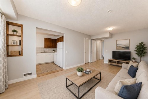 5233 17 Avenue Nw, Calgary, AB - Indoor Photo Showing Living Room