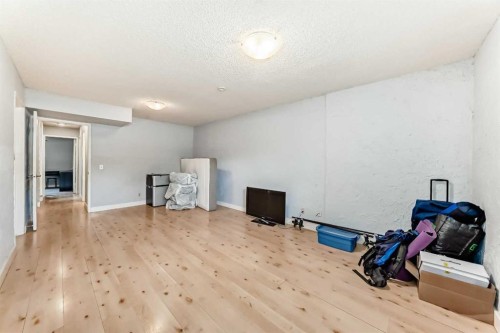 5233 17 Avenue Nw, Calgary, AB - Indoor Photo Showing Other Room