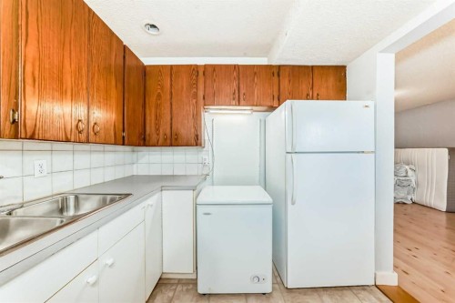 5233 17 Avenue Nw, Calgary, AB - Indoor Photo Showing Other Room