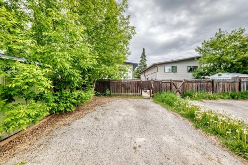 5233 17 Avenue Nw, Calgary, AB - Outdoor