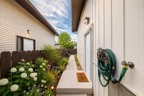 5233 17 Avenue Nw, Calgary, AB - 