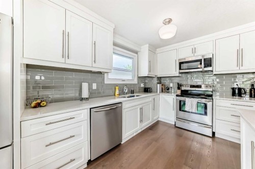 5233 17 Avenue Nw, Calgary, AB - Indoor Photo Showing Kitchen With Stainless Steel Kitchen With Double Sink With Upgraded Kitchen