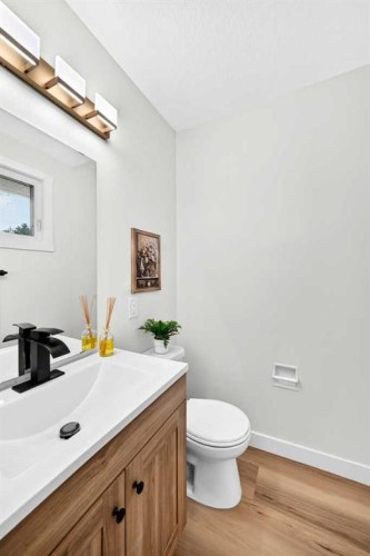 545 Madeira Drive Ne, Calgary, AB - Indoor Photo Showing Bathroom
