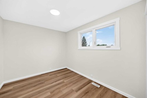 545 Madeira Drive Ne, Calgary, AB - Indoor Photo Showing Other Room