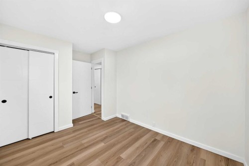 545 Madeira Drive Ne, Calgary, AB - Indoor Photo Showing Other Room