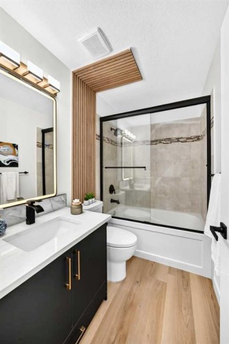 545 Madeira Drive Ne, Calgary, AB - Indoor Photo Showing Bathroom
