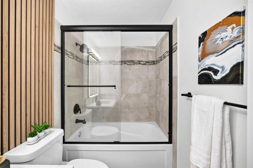 545 Madeira Drive Ne, Calgary, AB - Indoor Photo Showing Bathroom