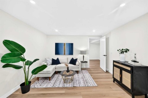 545 Madeira Drive Ne, Calgary, AB - Indoor Photo Showing Other Room