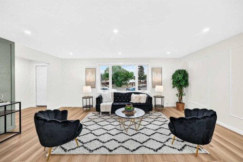 545 Madeira Drive Ne, Calgary, AB - Indoor Photo Showing Living Room
