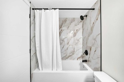 545 Madeira Drive Ne, Calgary, AB - Indoor Photo Showing Bathroom