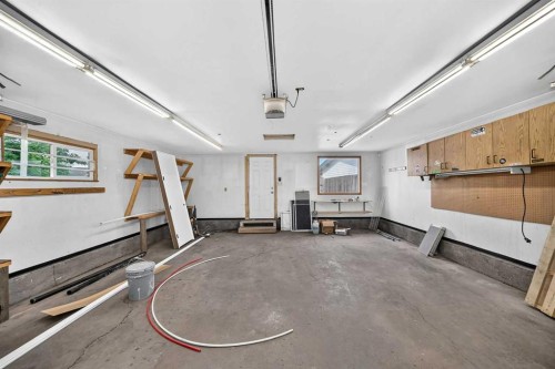 545 Madeira Drive Ne, Calgary, AB - Indoor Photo Showing Garage