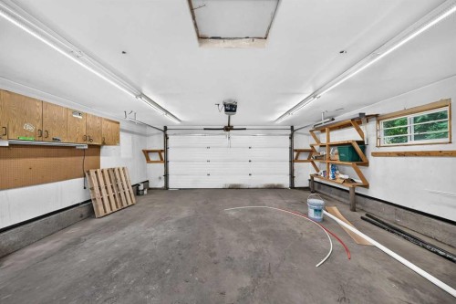 545 Madeira Drive Ne, Calgary, AB - Indoor Photo Showing Garage
