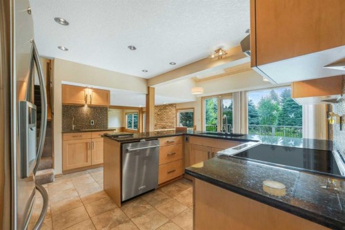 9144 Oakmount Drive Sw, Calgary, AB - Indoor Photo Showing Kitchen