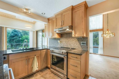 9144 Oakmount Drive Sw, Calgary, AB - Indoor Photo Showing Kitchen