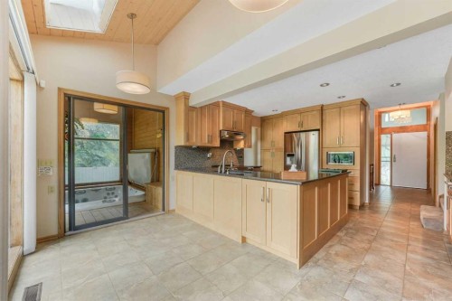 9144 Oakmount Drive Sw, Calgary, AB - Indoor Photo Showing Kitchen