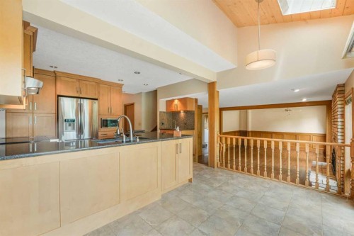 9144 Oakmount Drive Sw, Calgary, AB - Indoor Photo Showing Kitchen