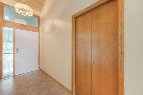 9144 Oakmount Drive Sw, Calgary, AB - Indoor Photo Showing Other Room