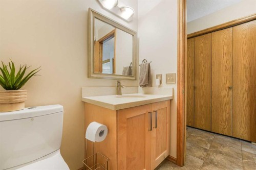 9144 Oakmount Drive Sw, Calgary, AB - Indoor Photo Showing Bathroom