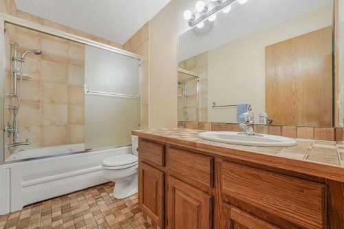 9144 Oakmount Drive Sw, Calgary, AB - Indoor Photo Showing Bathroom