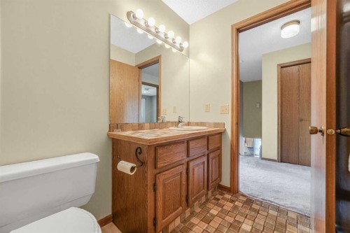 9144 Oakmount Drive Sw, Calgary, AB - Indoor Photo Showing Bathroom