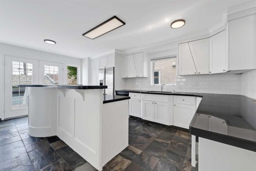 2622 24A Street Sw, Calgary, AB - Indoor Photo Showing Kitchen