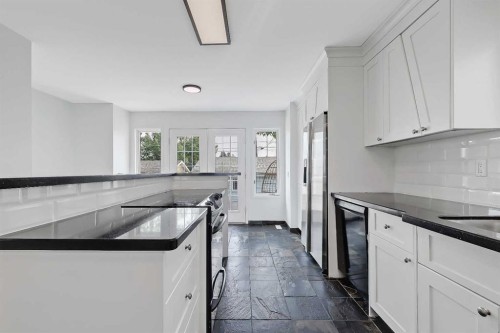 2622 24A Street Sw, Calgary, AB - Indoor Photo Showing Kitchen
